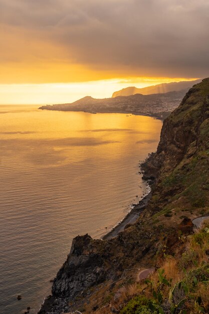 Punto di vista di cristo rei al tramonto a funchal in estate madeira