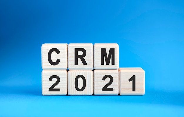 CRM 2021 jaar op houten kubussen op een blauwe achtergrond