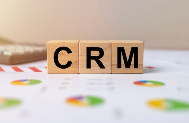 Фото Надпись акронима crm на кубах. бизнес-концепция.