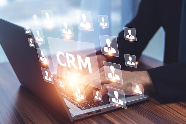 クライアントリレーションマネジメント (CRM) - 顧客関係マネージメント (Customer Relationship Management) を実践するビジネスマンがCRMの ERP プログラムを使用して顧客に完全なサービスを提供し顧客をサポートします