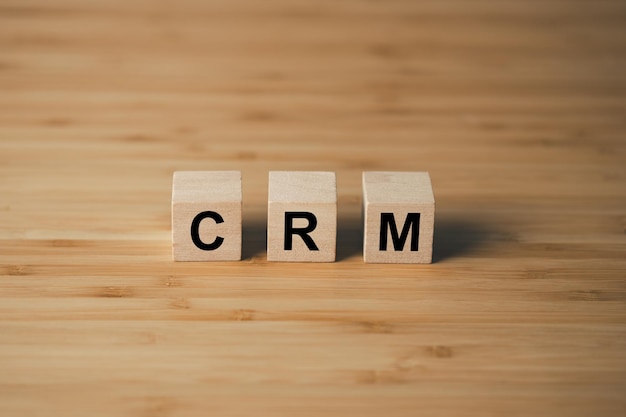 CRM Customer Relationship Management houten kubusblok op houten tafel bedrijfsstrategie en marketingconcept