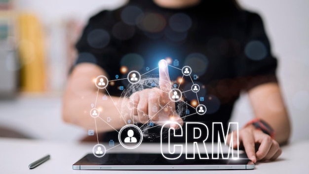 CRM Customer Relationship Management voor zakelijk verkoopmarketingsysteemconcept gepresenteerd in futuristische grafische interface van servicetoepassing ter ondersteuning van CRM-databaseanalyse
