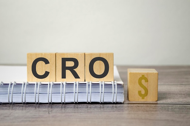 灰色の木製の背景に木製のブロックからの Cro テキスト