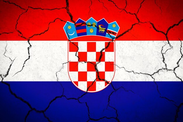 写真 クロアチアのひび割れた国旗