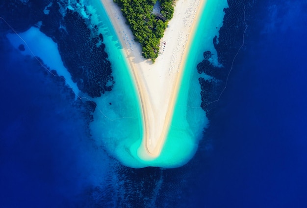クロアチアフヴァル島ボルズラトニラットビーチの空撮と空からの海クロアチアの有名な場所ドローンからの夏の海の景色旅行画像