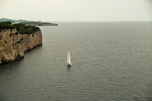 クロアチア - アドリア海のドゥブロヴニク近くのヨット