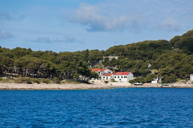 Фото Вид на хорватское побережье с моря. горизонтальный снимок