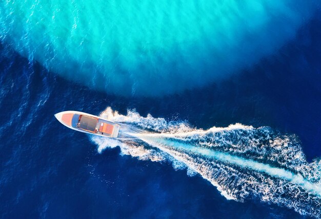 ボートとクロアチアの海の風景 海面のヨット 晴れた日に青いアドリア海に浮かぶ豪華な浮き船の空撮 旅行画像