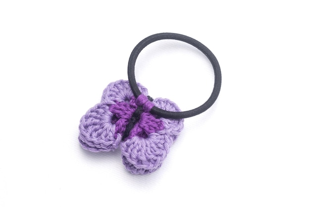 紫の花の形をしたかぎ針編みのヘアクリップ