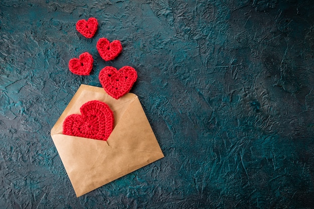 封筒の中のかぎ針編みのバレンタインハート