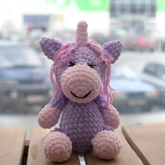 사진 코바늘로 뜨개질 된 amigurumi 유니콘. 니트 수제 장난감.