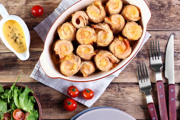 Crockpot met heerlijke kip cordon bleu op eettafel