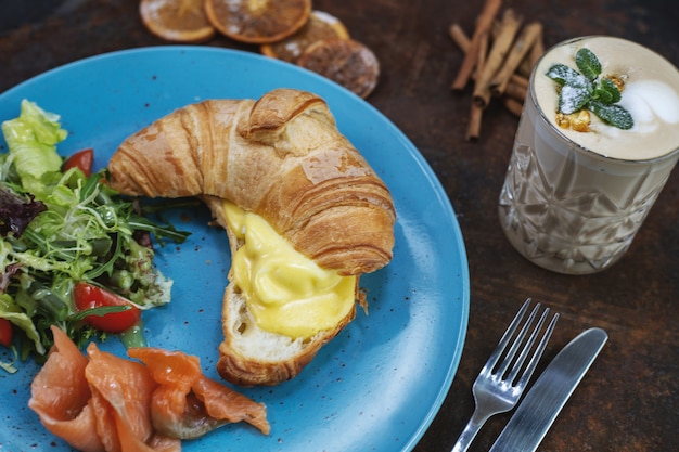 Photo croissant breakfast with salmon and cheese