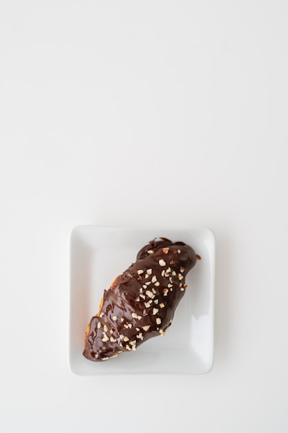 Croissant chocoladetaart geïsoleerd op witte achtergrond