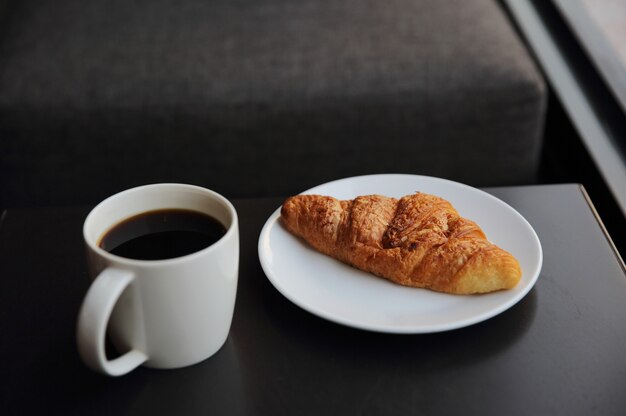 Croissant e caffè nella caffetteria