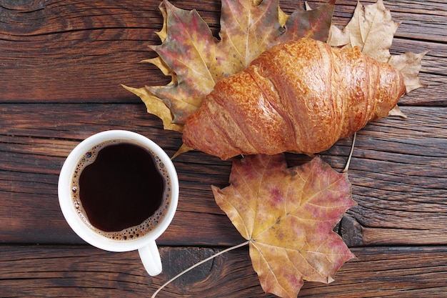 Foto croissant e caffè