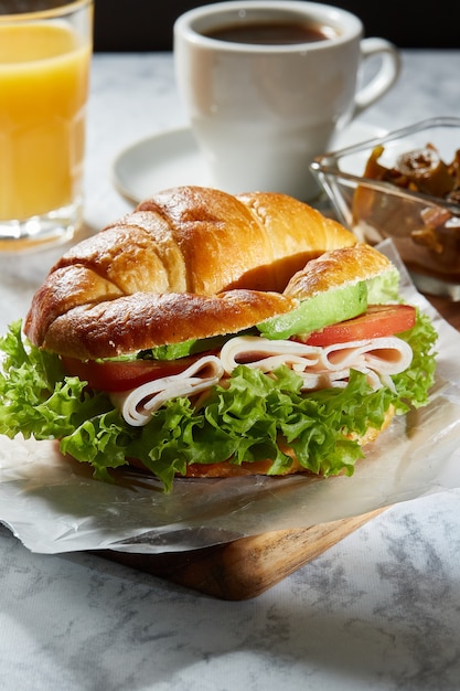 Croissant de jamon en queso con lechuga tomate aguacate