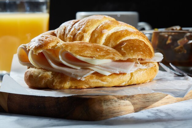 Croissant de jamon y queso con lechuga tomate aguacate