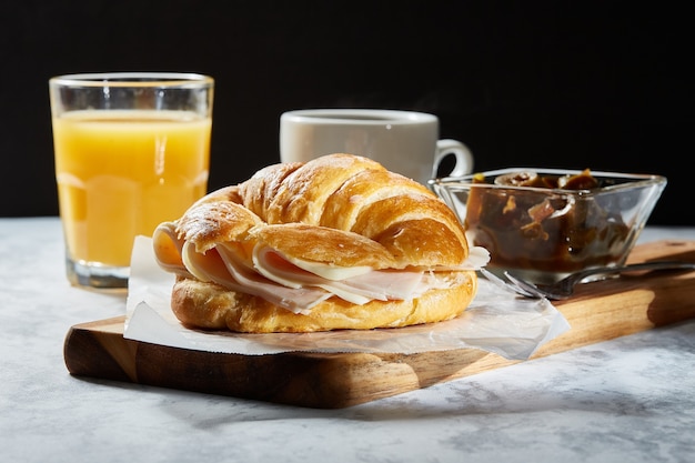 Croissant de jamon y queso con lechuga tomate aguacate