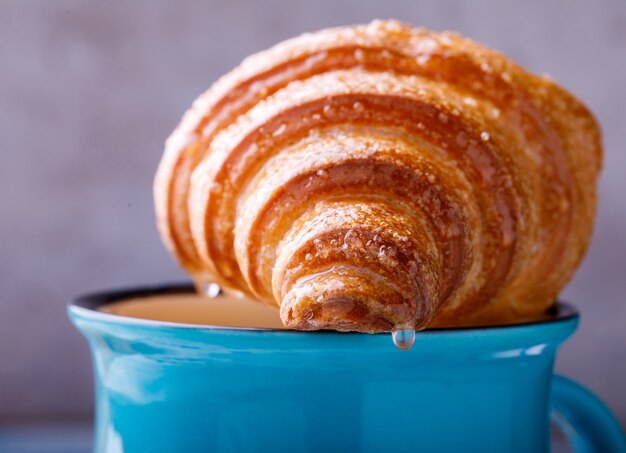 Croissant en koffie met melk. Ontbijt vers bakken.