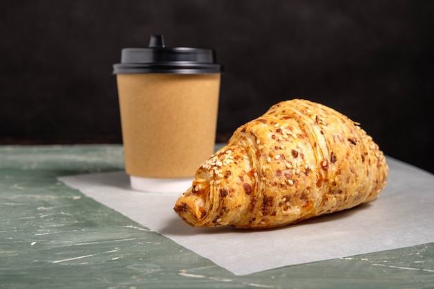 Croissant en koffie