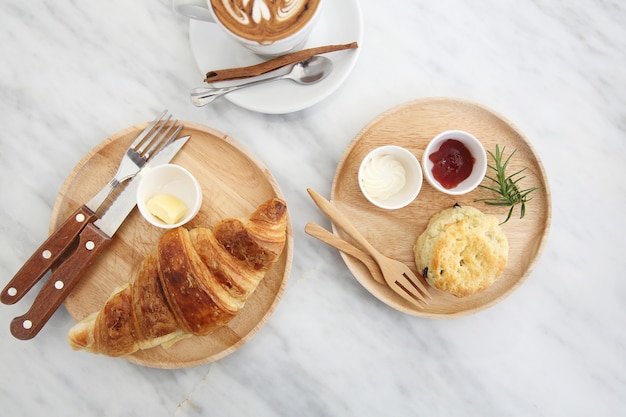 Croissant en scone met koffie