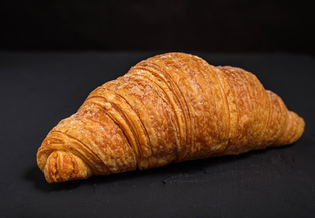 Croissant geïsoleerd op een donkere achtergrond