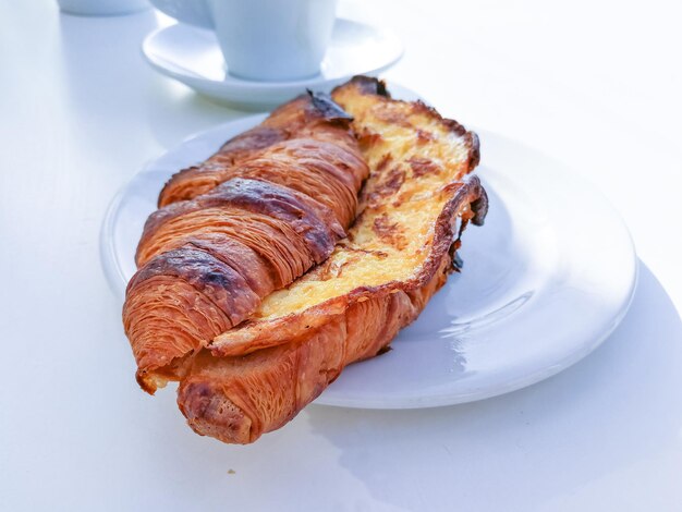 Foto croissant geserveerd op bord