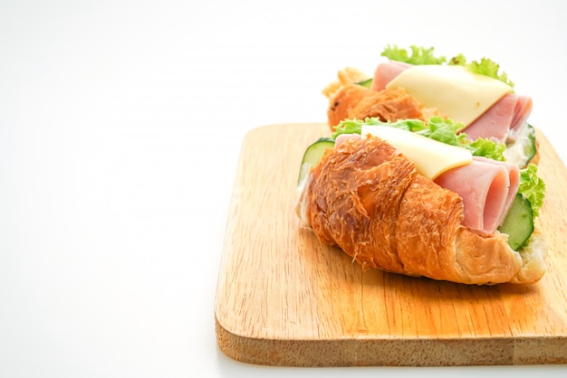 Croissant gevuld met ham en kaas met mayonaise