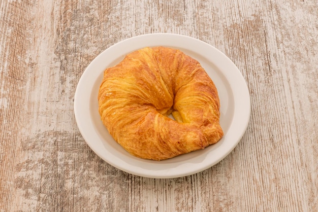 Круассан — это выпечка французского происхождения. Он был создан в Париже в 19 веке по вдохновению местных пекарей.