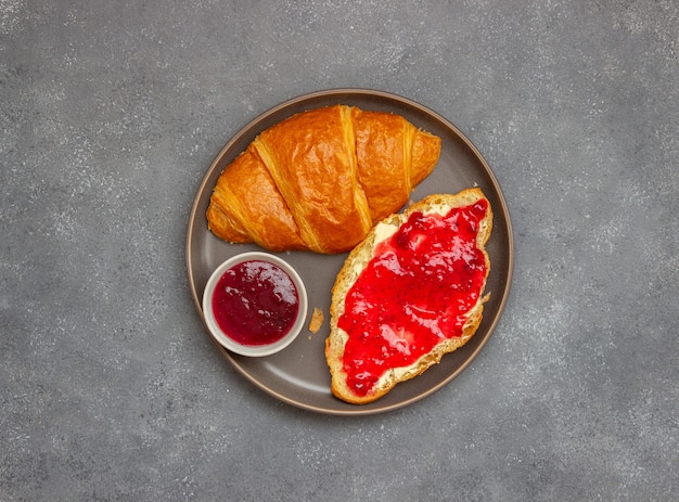 Croissant met cranberryjam en boter