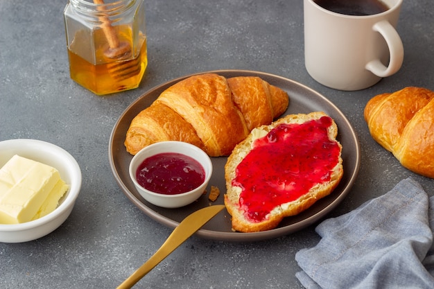 Croissant met cranberryjam en boter