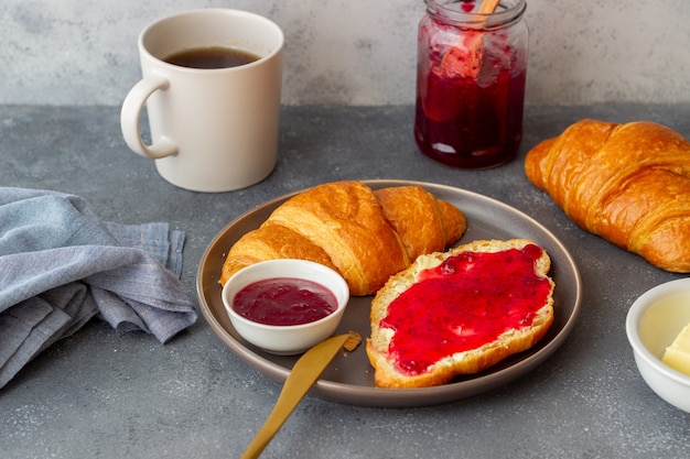 Croissant met cranberryjam en boter