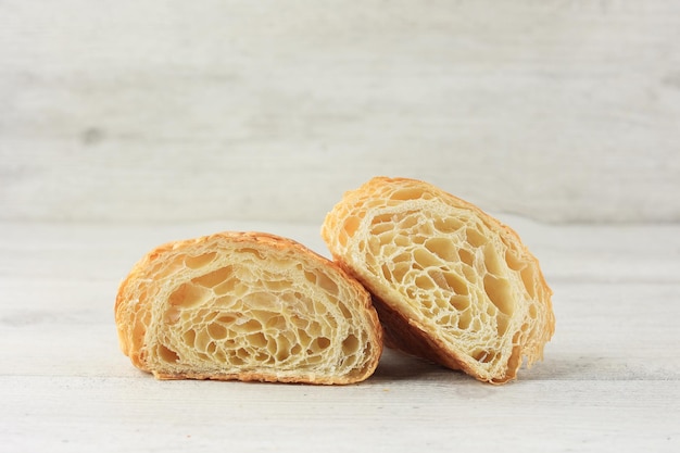 Foto croissant met een halve textuur