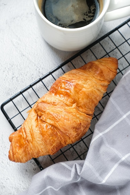 Croissant met een kopje koffie