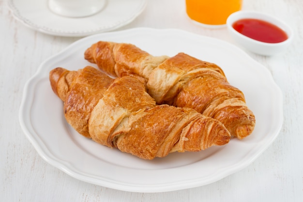 Croissant met jam en jus d&#39;orange