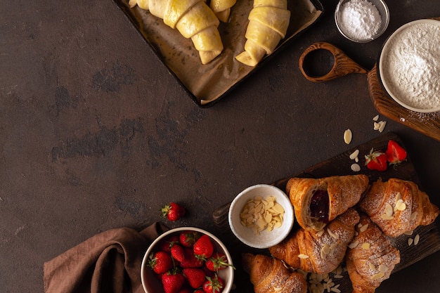 Croissant met jamaardbei op een steen hoogste mening