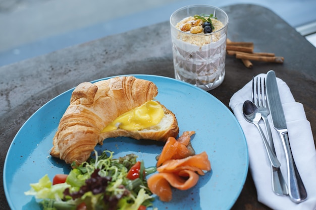 Croissant met kaas en zalm