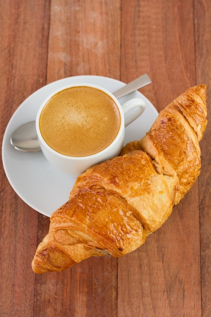 Croissant met kopje koffie