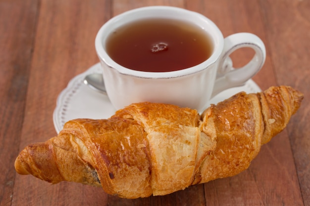 Croissant met kopje thee