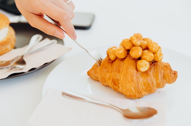 Croissant met Macadamia-topping luxe bakkerij ziet er smakelijk uit