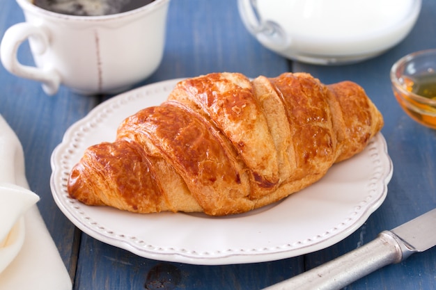 Croissant met melk en koffie