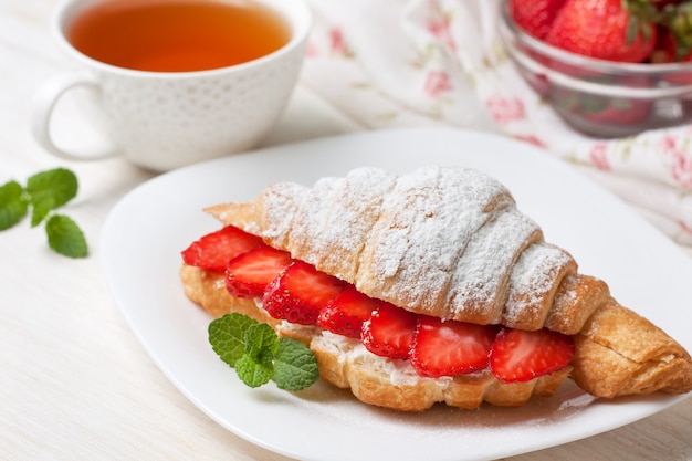 Croissant met verse aardbeien, ricotta