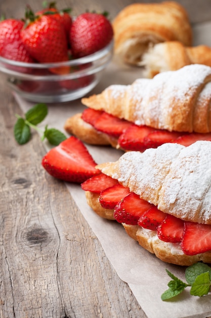 Foto croissant met verse aardbeien, ricotta