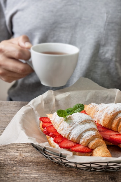 Croissant met verse aardbeien, ricotta