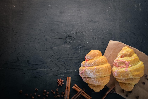 Croissant met yoghurt Gebakdeeg Op een zwarte houten ondergrond Vrije ruimte voor tekst Bovenaanzicht