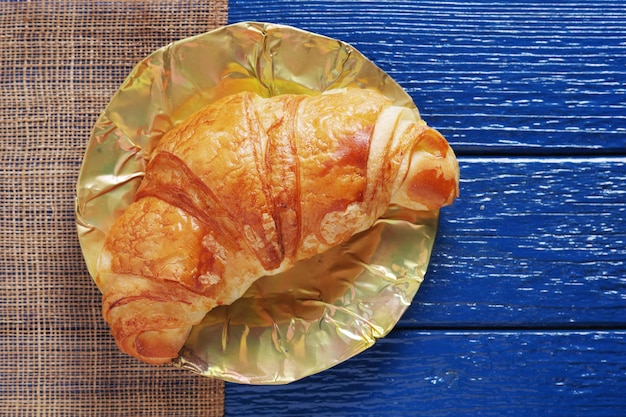 Croissant op een oud bord