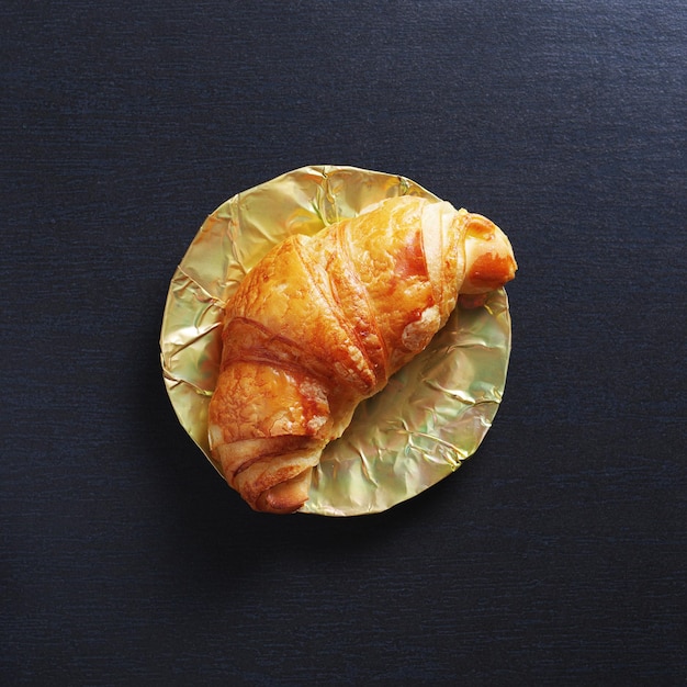 Croissant op een oud bord