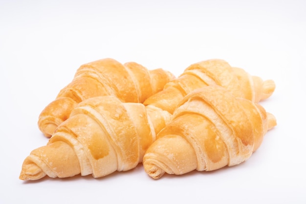 Croissant op een witte achtergrond. Frans traditioneel brood.