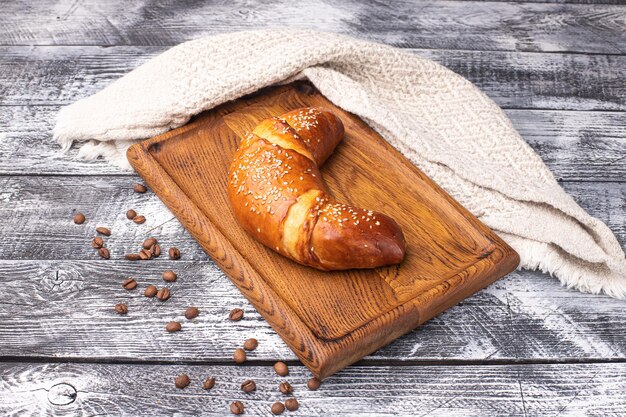 Croissant op een witte houten achtergrond houten plaat